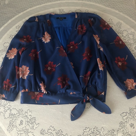 SHIRT - Women's Madewell blue mock wrap blouse with red and pink floral print. - Picture 15 of 16